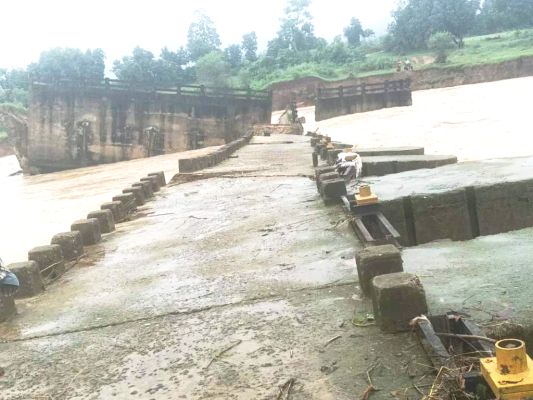 भारी बारिश से मुख्यालय से कटे गांव   बहाल करने प्रशासन की चल रही कवायद 