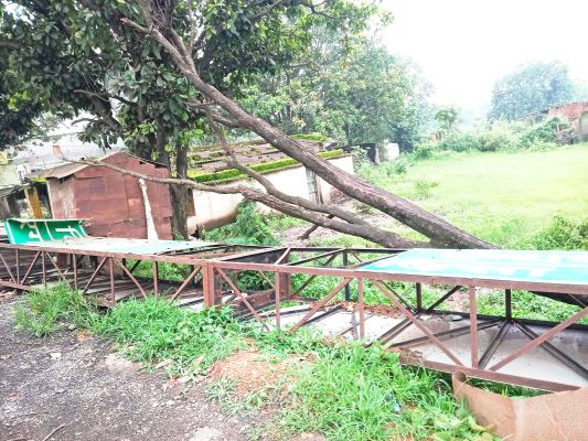 हमीरपुर बॉर्डर पर गिरा स्वागत गेट, आवागमन प्रभावित