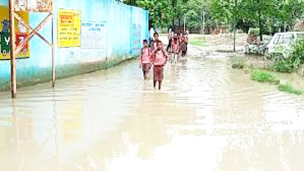  मेढ़ गांव में नहर कटी, स्कूल परिसर जलमग्न