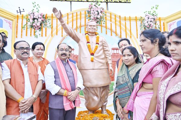 साव ने सरायपाली में किया अटल की आदमकद प्रतिमा का अनावरण
