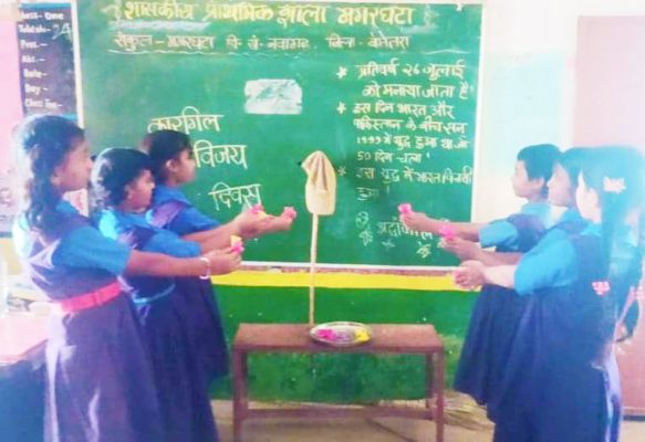 स्कूली बच्चों ने सैनिकों के लिए भेजा रक्षा सूत्र और गांव की मिट्टी