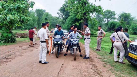 कावड़ यात्रा में नशेड़ियों का हंगामा, पुलिस ने समझाकर छोड़ा