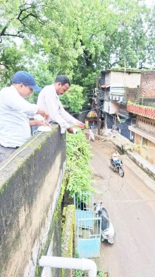 पुलिसकर्मी ने मोहल्ले की सुरक्षा के लिए लगाए कैमरे