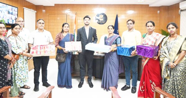 देश के वीर जवानों के लिए समूह की दीदियों ने कलेक्टर क़ो सौंपे रक्षासूत्र