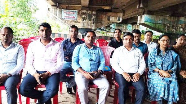 तहसीलदार-नायब तहसीलदारों का धरना