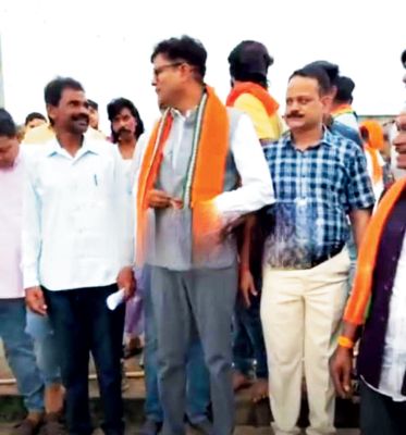 बाढ़ प्रभावित क्षेत्र पोरथ का निरीक्षण करने पहुंचे वित्त मंत्री व जिपं अध्यक्ष