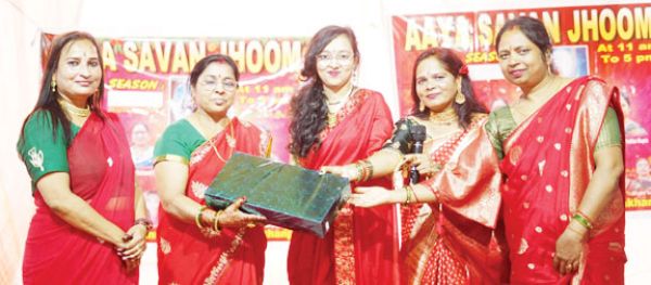 सावन मेला में महिलाओं ने किया फैशन वॉक, जीते इनाम