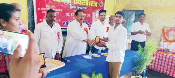 शाला प्रवेश उत्सव, विधायक मिंज हुए शामिल