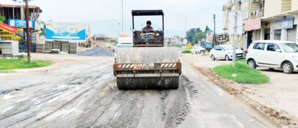 मूसलाधार बारिश में भी एनएच-343 रोड की मरम्मत तेज़ी से