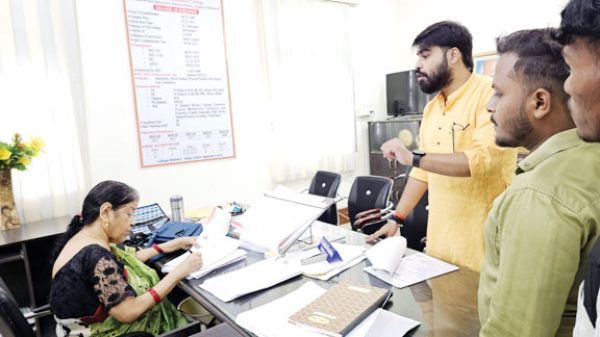 पीजी कॉलेज की छतों के झडऩे लगे हैं प्लास्टर, आजाद सेवा संघ ने सौंपा ज्ञापन
