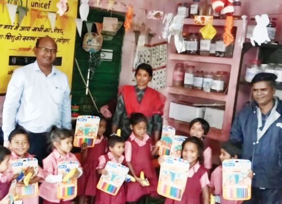 कलेक्टर ने बच्चों को बांटे आंगनबाड़ी गणवेश