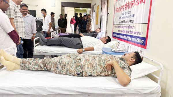शिविर में बढ़-चढ़ कर किया रक्तदान