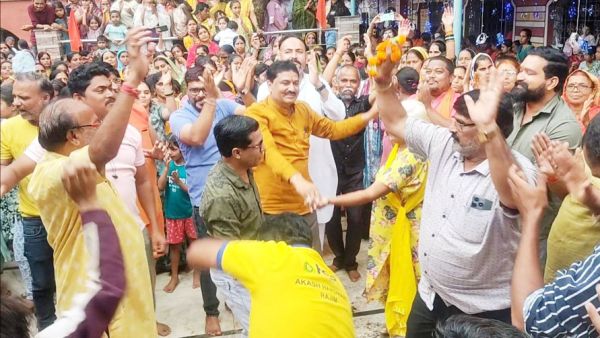 राधाकृष्ण मंदिर में पार्थिव शिवलिंग निर्माण के साथ जलधारा अभिषेक
