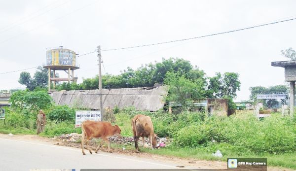 स्कूल के पास तोड़े अतिक्रमण के मलबे को हटाने मांग