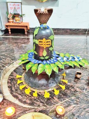 ओंकारेश्वर महादेव की बेल पत्र से विशेष सज्जा कर पूजा अर्चना