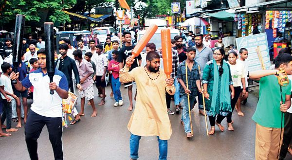 नागपंचमी पर अखाड़ों में दंगल, श्रद्धालुओं ने नाग की पूजा कर मांगा आशीर्वाद