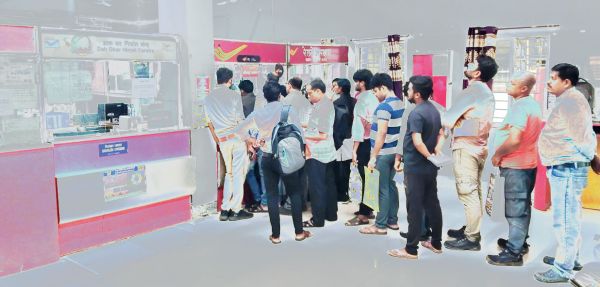 त्योहार की भीड़, डाकघर में मात्र एक काउंटर, मायूस होकर लौट रहे लोग