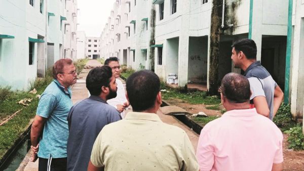 आयुक्त ने पीएमवाय योजना का किया निरीक्षण अधूरे कार्यों पर जताई नाराजगी