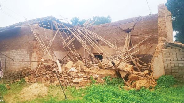 बारिश में ग्रामीण का मकान ढहा, मुआवजा की मांग