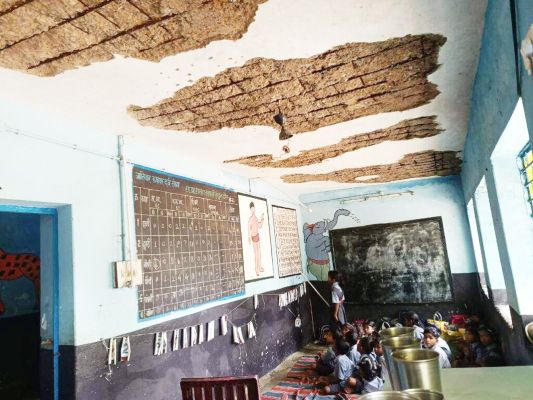 जर्जर स्कूल भवन,  हादसे की आशंका