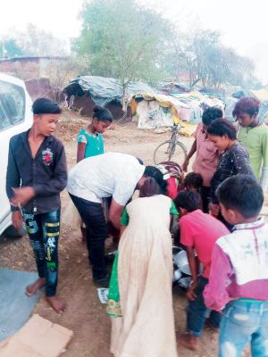 जरूरतमंदों को खाद्य सामान वितरित