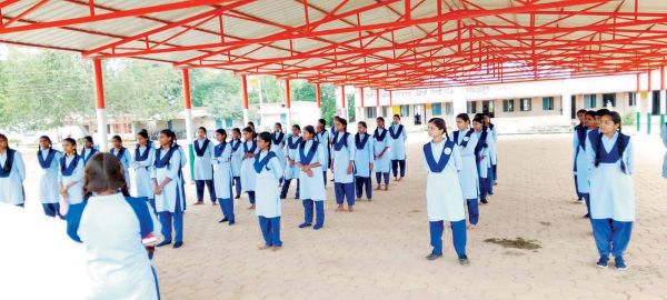 आत्मरक्षा के लिए बालिकाओं को प्रशिक्षण