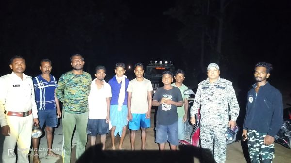 रात में हाथी से दो युवकों को सामना, गाड़ी छोडक़र भागे