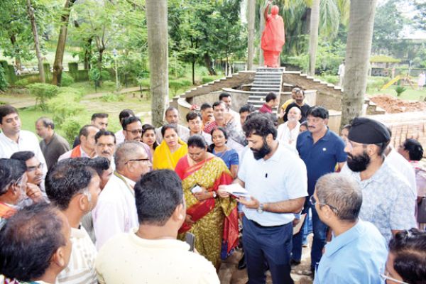 विधायक और कलेक्टर ने पत्थलगांव में ऑडिटोरियम निर्माण के लिए प्रस्तावित स्थल का किया अवलोकन