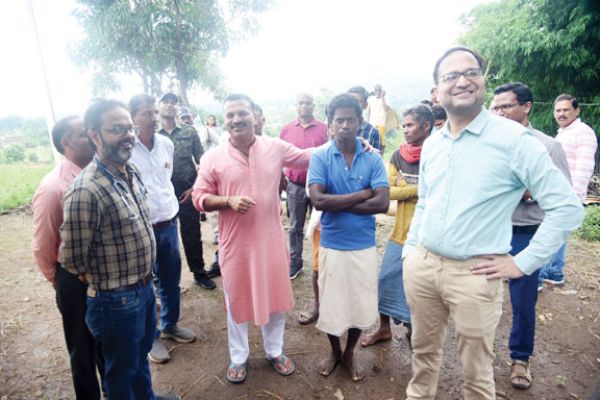 पीवीटीजी गांव नागम पहुंचकर कलेक्टर ने लिया विकास कार्यों का जायजा