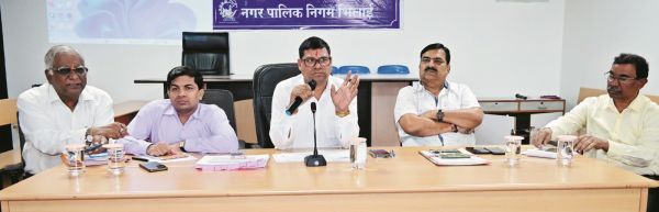 आयुक्त ने संचालित कार्यों के व्यवस्था में सुधार के लिए समीक्षा बैठक बुलाई