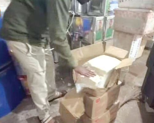  सात सौ किलो पनीर, इतना ही मिल्क पाउडर, तेल के टीन, एसिड के डिब्बे बरामद