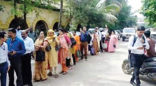 अटेंडेंस के लिए कलेक्टोरेट में लंबी कतार