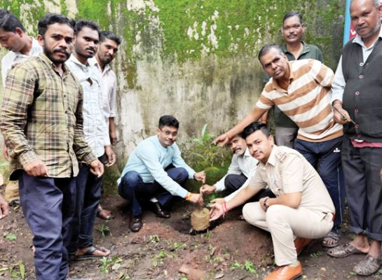 आबकारी  अफसर-कर्मियों ने किया पौधारोपण