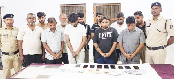 11 जुआरी गिरफ्तार, 50 हजार नगदी-9 मोबाइल जब्त