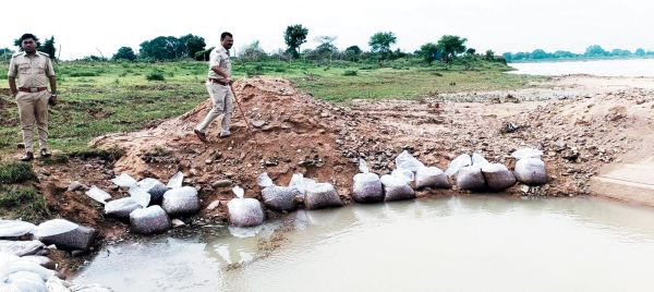 अवैध महुआ शराब जब्त, 690 किलो महुआ लाहन किया नष्ट