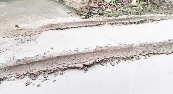 पहले से बनी सडक़ पर फिर  से बना दिया सीसी रोड