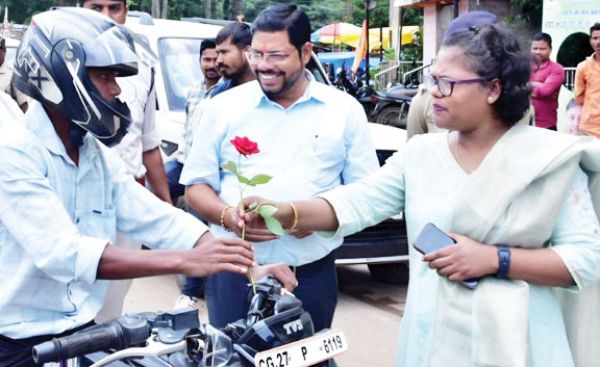 सुरक्षित यातायात: हेलमेट बांटे, गुलाब भेंट कर दिया संदेश