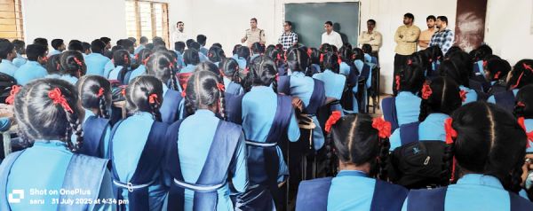 स्कूल में चलित थाना, दी कई जानकारी