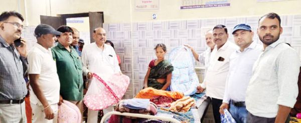  सुनील गुप्ता की प्रथम पुण्यतिथि, मरीजों को फल- मच्छरदानी वितरित