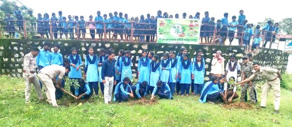 देवपुर परिक्षेत्र में वन महोत्सव   व जल-जंगल यात्रा
