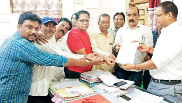  खरसिया में ओवरब्रिज निर्माण की मांग तेज, सैकड़ों हस्ताक्षर के साथ सीएम के नाम ज्ञापन