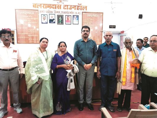 सेवानिवृत्त तीन कर्मचारियों को दी बिदाई