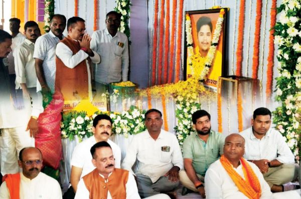 जिपं अध्यक्ष संजय भूषण पांडे ने दिवंगत निखिल कश्यप को दी श्रद्धांजलि