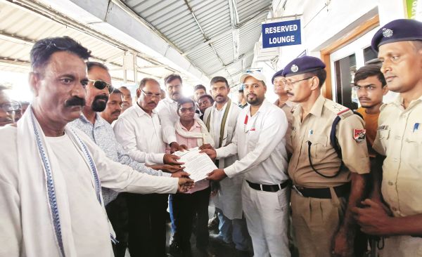  रेलवे क्रॉसिंग पर ठोस व्यवस्था करने के लिए पार्षदों और वार्डवासियों ने मोर्चा खोल दिया।