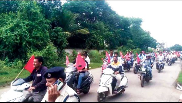  एनपीएस-यूपीएस के विरोध  में रेल कर्मियों की रैली