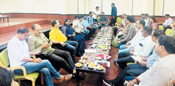 वार्डों में विद्युत समस्या पर चर्चा