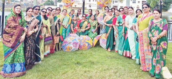 कान्यकुब्ज वैश्य महिला मंच ने मनाया सावन उत्सव