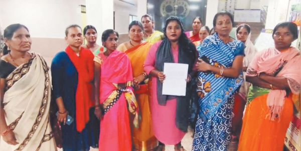 महिलाओं को नहीं मिला मेहनताना, साढ़े 13 लाख के भुगतान के लिए कलेक्टर से गुहार