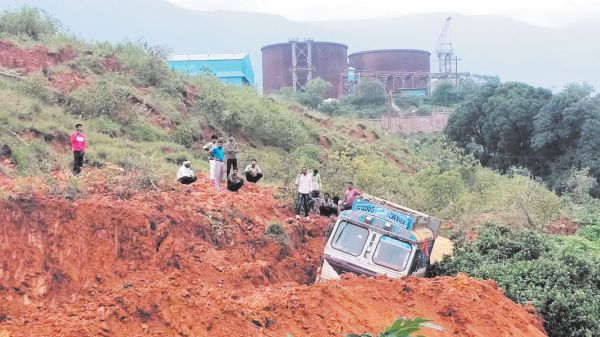 भारी बारिश से एनएमडीसी टेलिंग डैम धंसा