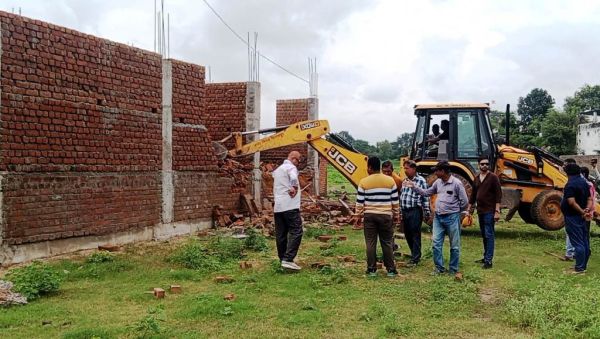 कांग्रेस नेता समेत 6 की अवैध प्लॉटिंग पर चला बुलडोचर